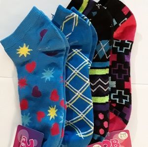 4 pairs of socks